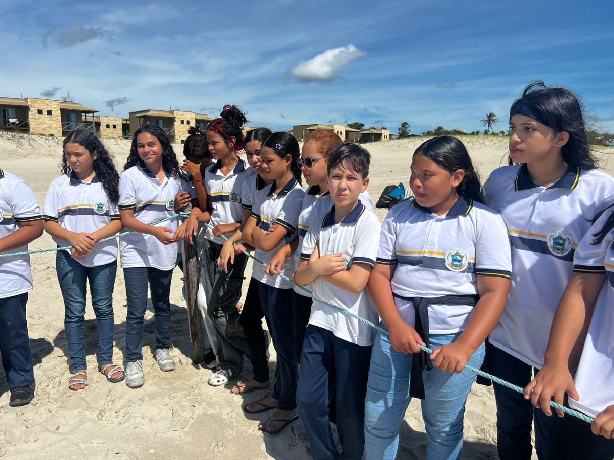 Alunos em atividade de campo na praia