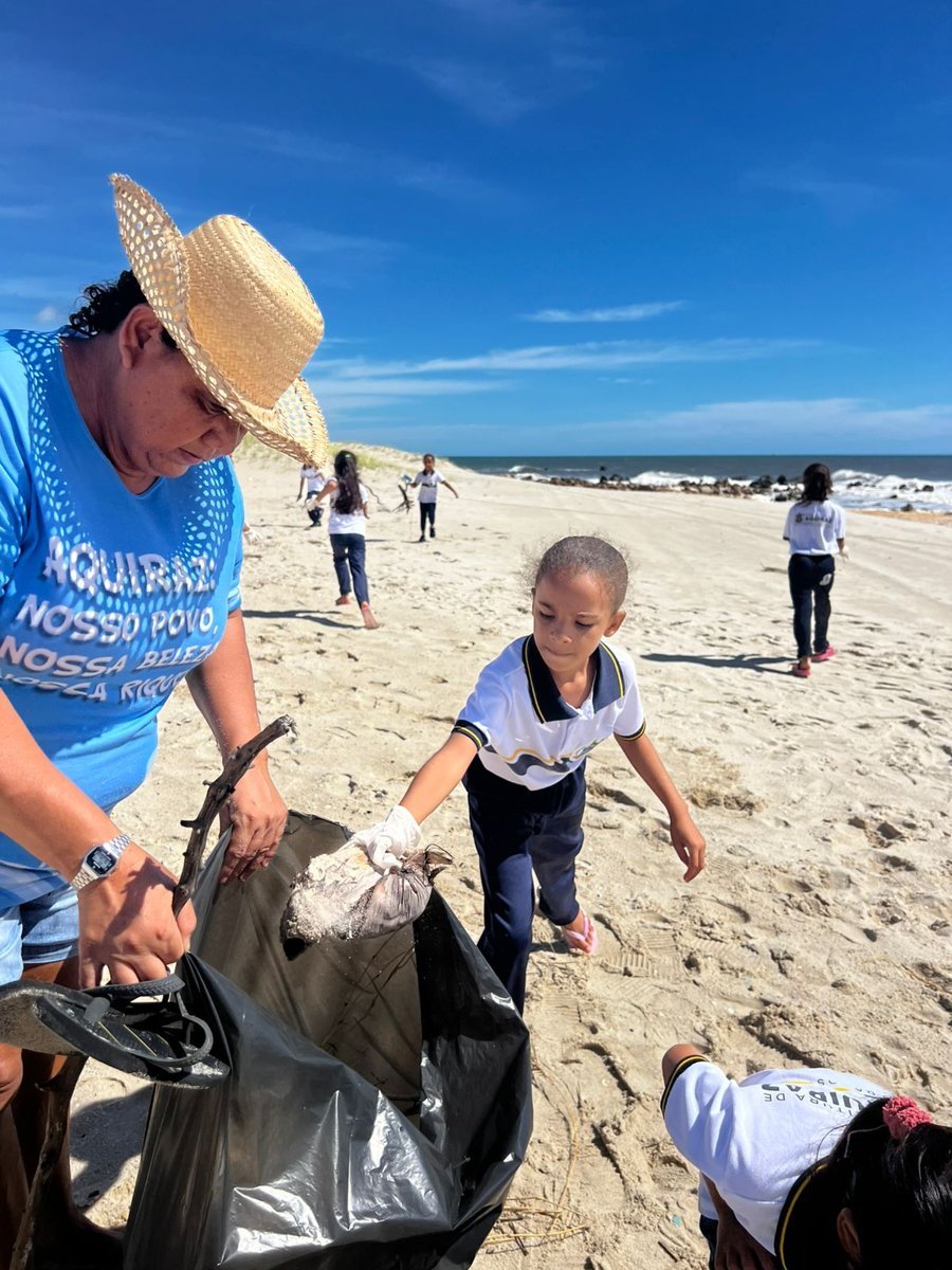 Coleta de resíduos na praia com voluntários