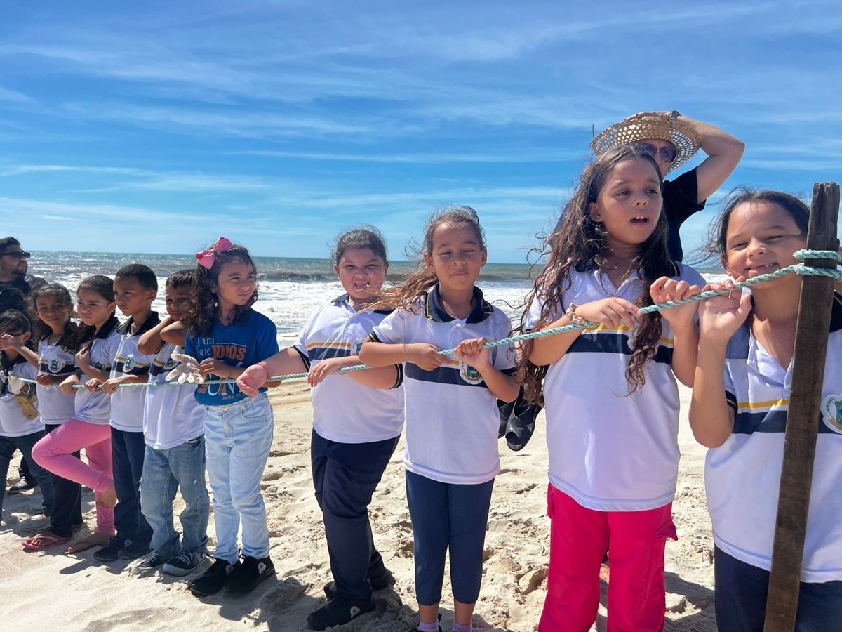 Atividade de educação ambiental com alunos na praia